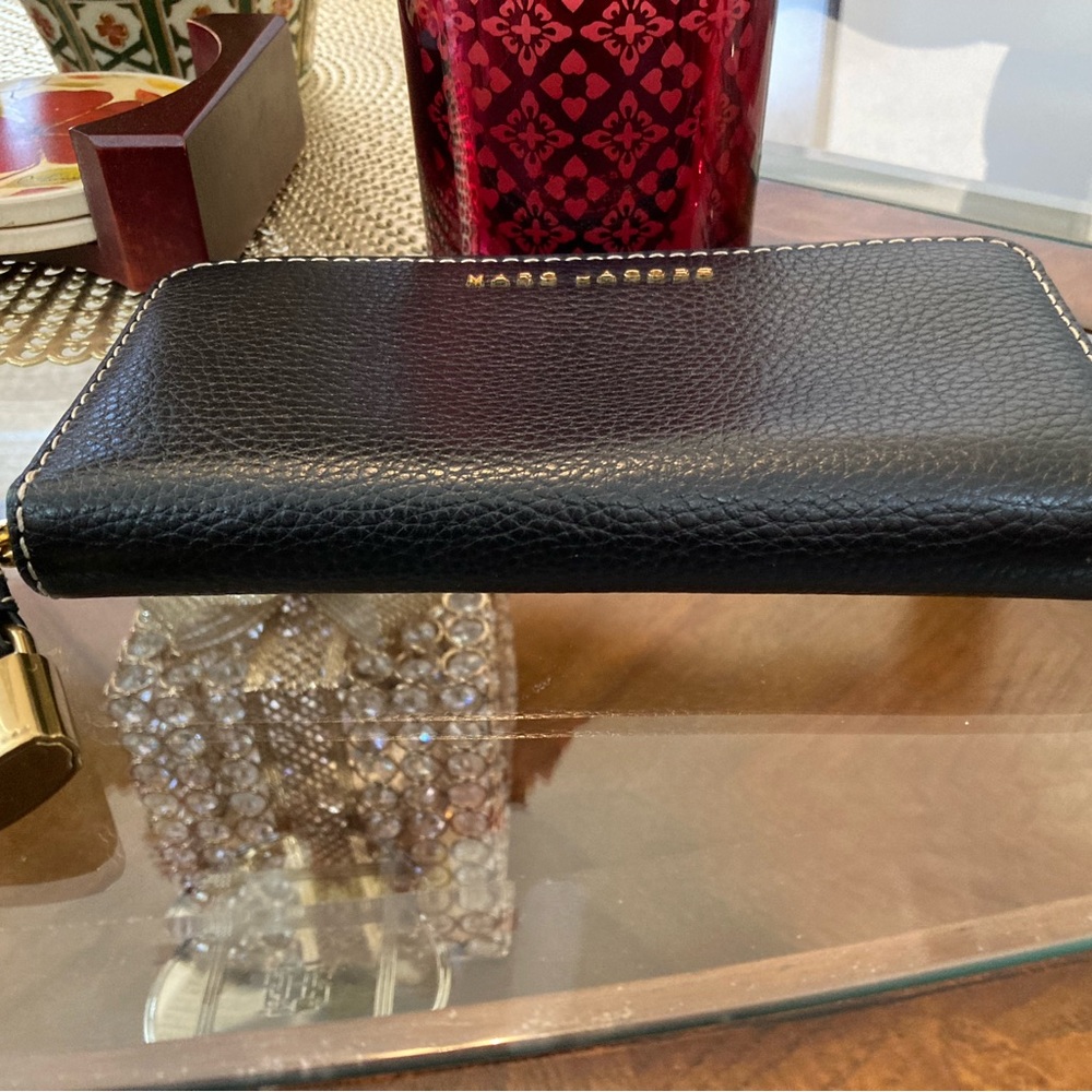 Pre-Loved Marc Jacobs Black Pebbled Leather Zip Around Wallet - Picture 3 of 5